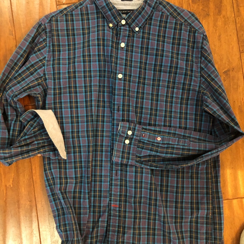 Men’s Tommy Hilfiger plaid button down shirt